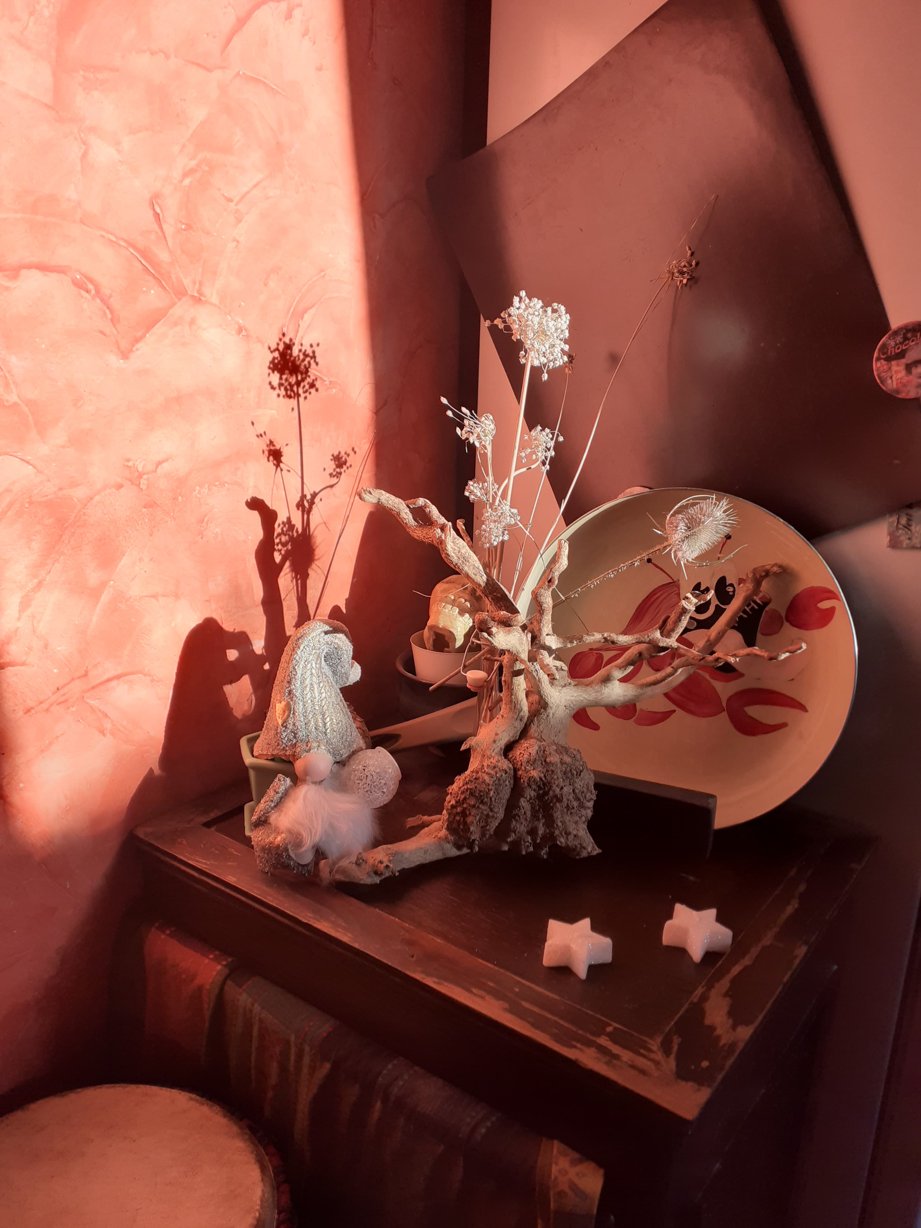 Composition décorative avec bois et objets